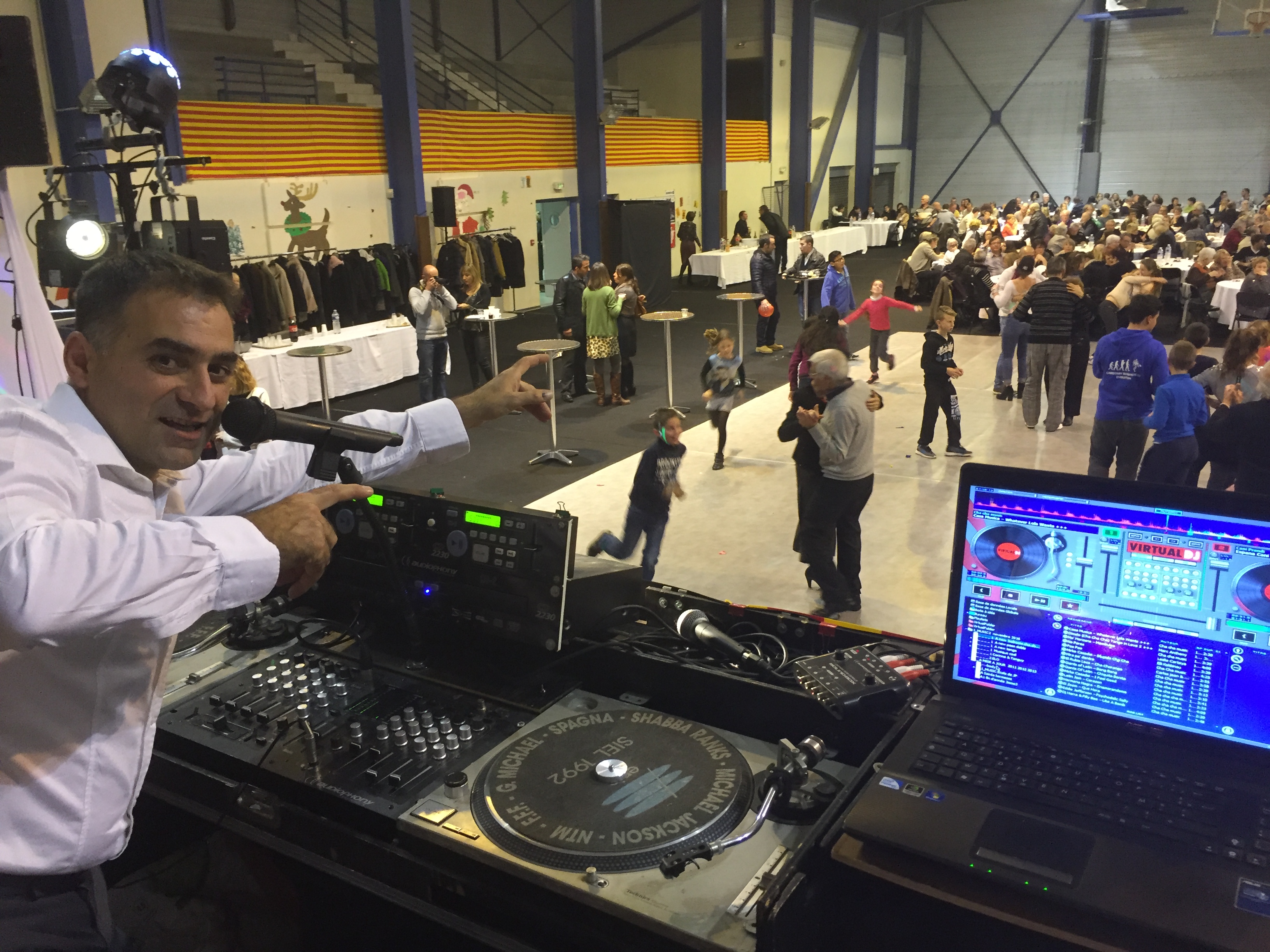 Un DJ, ANIMATEUR professionnel à votre service 